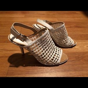 🔥8M - Vince Camuto Signature Peeka Woven Sandals